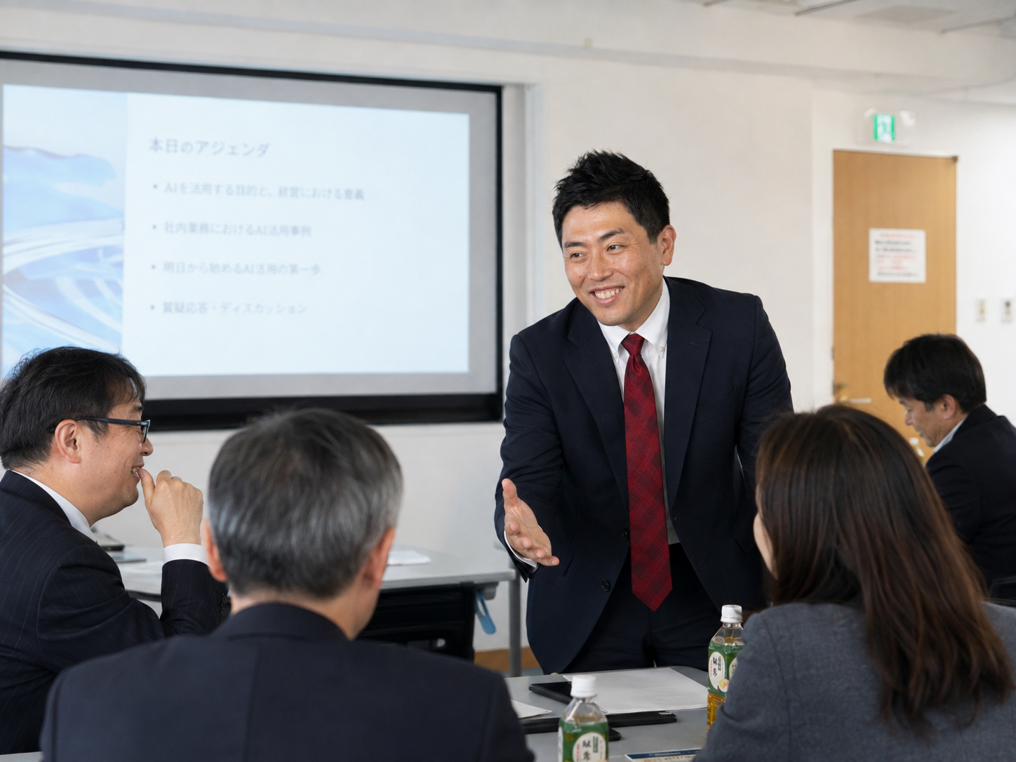 講師が参加者の近くで対話しながら、AI活用の具体例を説明しているセミナーの様子