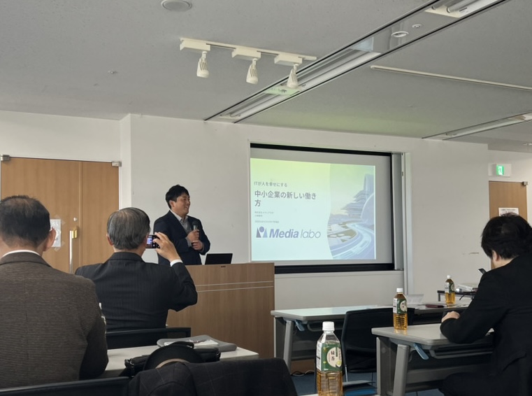 実際のAIセミナーで講師が前方で説明している様子